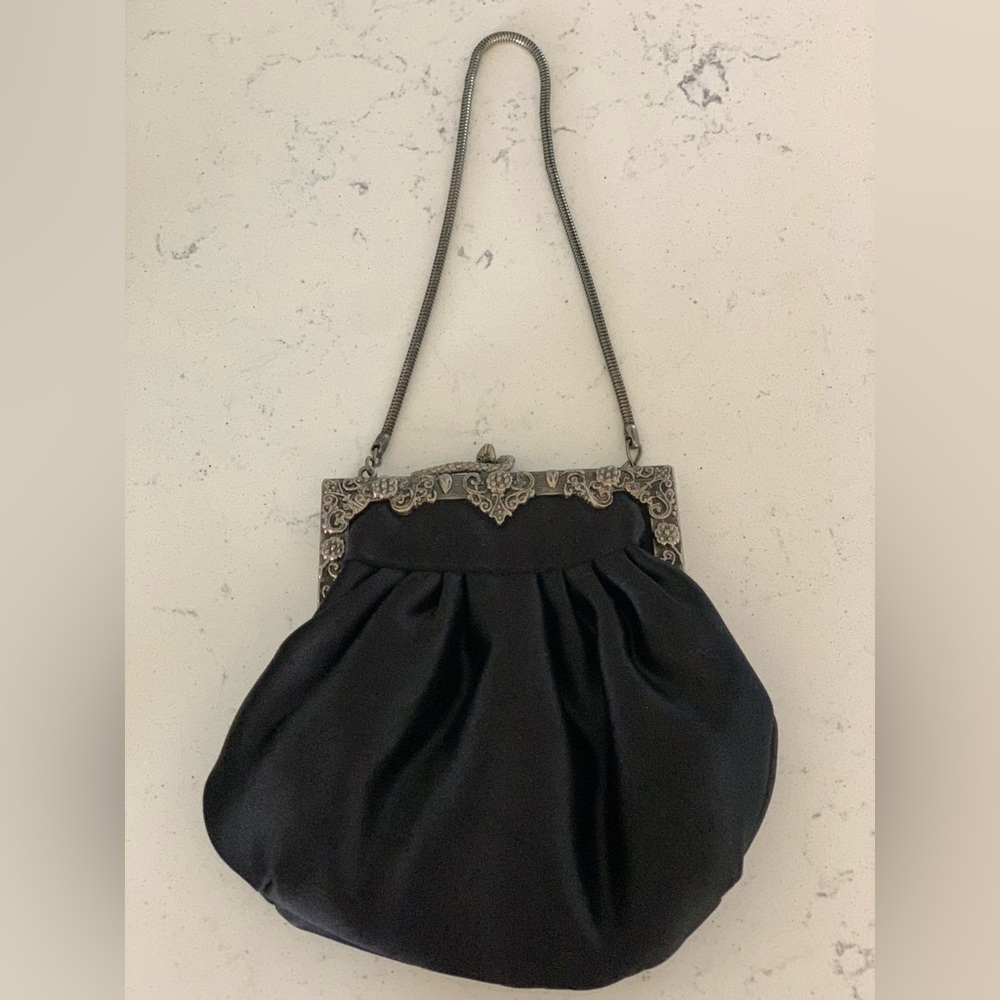 Beautiful Jessica McClintock clutch with servants closing